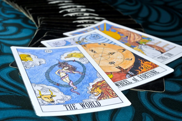 De 2121 Chakra-Verbinding En Tarot